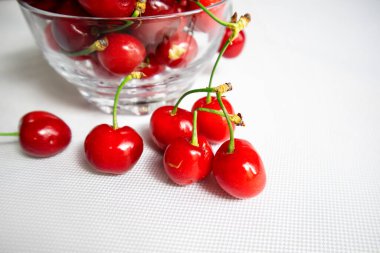 İzole edilmiş beyaz arkaplanda doğal kiraz.