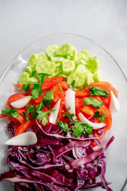 Beyaz izole edilmiş arka planda ev yapımı salata.