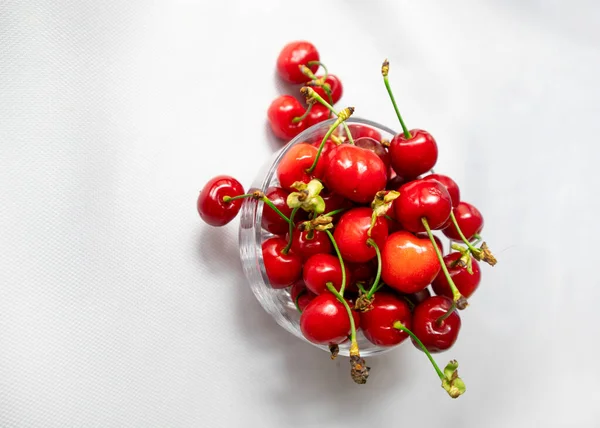 Cerise Naturelle Sur Fond Blanc Isolé — Photo