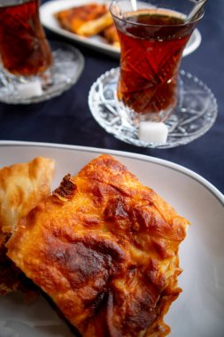 Siyah izole edilmiş arka planda taze pasta ve çay.