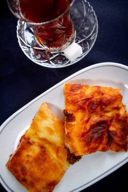 Siyah izole edilmiş arka planda taze pasta ve çay.