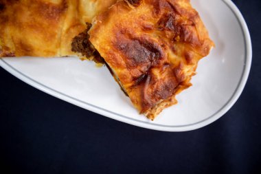 Siyah izole edilmiş arka planda taze hamur işi