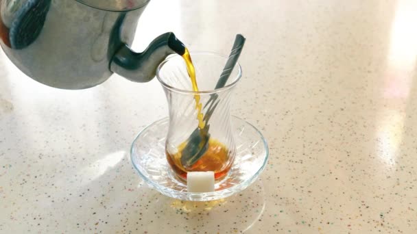 Remplissage du thé sur un fond blanc isolé 