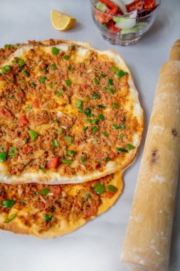 Lahmacun ve aperatif beyaz izole bir arka planda