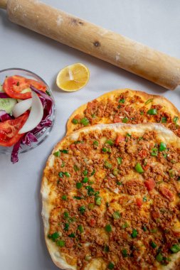 Lahmacun ve aperatif beyaz izole bir arka planda