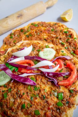 Lahmacun ve aperatif beyaz izole bir arka planda