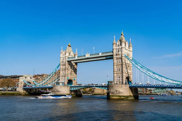 Tower Bridge en Londres, Reino Unido. Durante el día con un hermoso cielo despejado. Uno de los símbolos ingleses — Foto de Stock