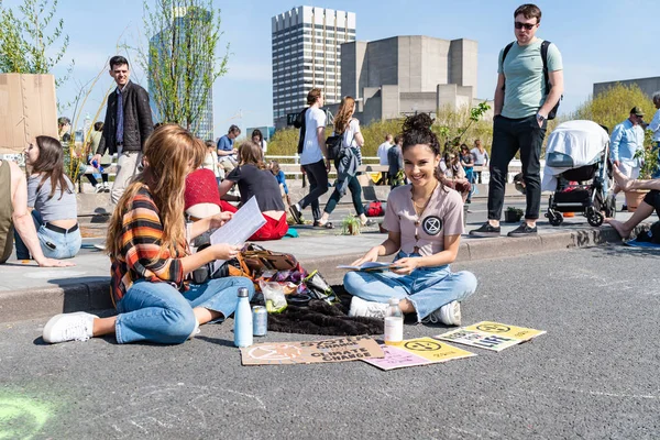 Londres, Reino Unido - 19 de abril de 2019: Manifestantes da Rebelião de Extinção na Ponte Waterloo — Fotografia de Stock