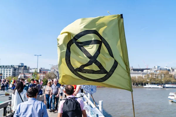 Londres, Reino Unido - 19 de abril de 2019: Bandera de los manifestantes de la rebelión de extinción en el puente Waterloo —  Fotos de Stock