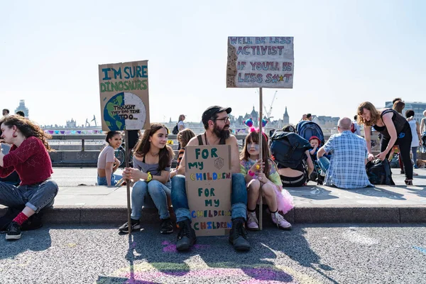 Londyn, Wielka Brytania-19 kwietnia 2019: protestujących rebelii zagłady na most Waterloo — Zdjęcie stockowe