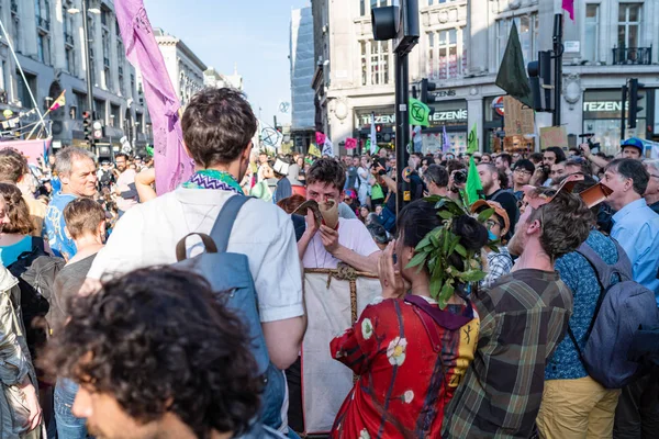 Londres, Reino Unido - 19 de abril de 2019: Manifestantes da Rebelião de Extinção na Oxford Street — Fotografia de Stock