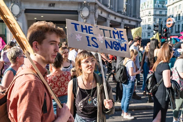 Londres, Reino Unido - 19 de abril de 2019: Manifestantes de la rebelión de extinción en Oxford Street —  Fotos de Stock