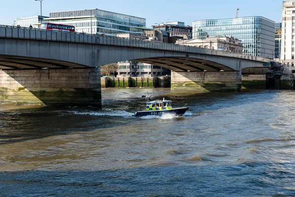 LONDRA, Regno Unito - 1 APRILE 2019: La Polizia Marittima (Polizia del Tamigi), pattuglia sotto il ponte di Londra — Foto Stock