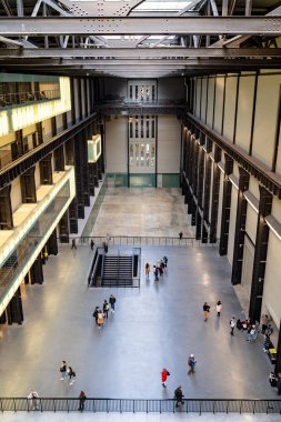 Londra'da Tate Modern Türbin Salonu'nun iç lerinde yürüyen insanlar