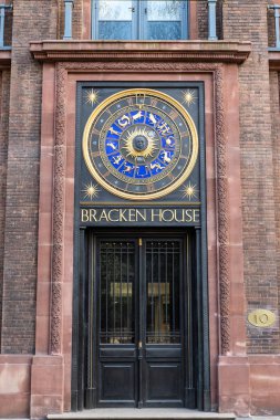Londra, İngiltere - 1 Nisan 2019: Bracken House Clock, Astronomik Yıl Saati Cannon Street'te