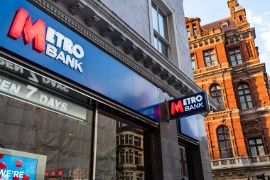Londra, İngiltere - 1 Nisan 2019: Metro Bank Shopfront, Londra'nın merkezinde şirket tabelası
