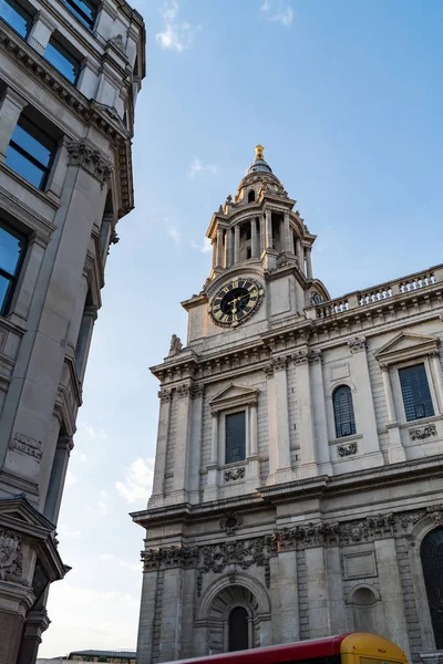 Fachada do edifício histórico em um dia ensolarado em Londres, Reino Unido — Fotografia de Stock