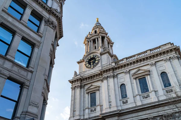 Gevel van historisch gebouw op een zonnige dag in Londen, Verenigd Koninkrijk — Stockfoto