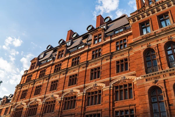 Πρόσοψη ιστορικού κτηρίου σε ηλιόλουστη μέρα στην πόλη του Λονδίνου, Ηνωμένο Βασίλειο — Φωτογραφία Αρχείου