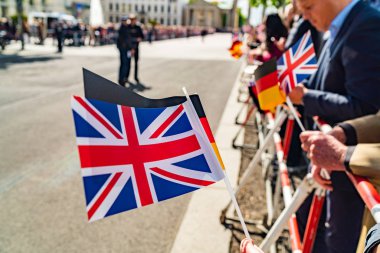 Berlin, Almanya - 7 Mayıs 2019: Brandenburg Kapısı Önünde Charles ve Camilla Bayraklarıyla Bekleyen Kalabalık