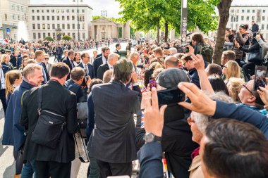 Berlin, Almanya - 7 Mayıs 2019: Charles, Galler Prensi ve Camilla, Cornwall Düşesi, Brandenburg Kapısı önünde