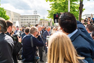 Berlin, Almanya - 7 Mayıs 2019: Charles, Galler Prensi ve Camilla, Cornwall Düşesi, Brandenburg Kapısı önünde