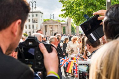 Berlin, Almanya - 7 Mayıs 2019: Charles, Galler Prensi ve Camilla, Cornwall Düşesi, Brandenburg Kapısı önünde