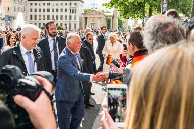 Berlin, Almanya - 7 Mayıs 2019: Charles, Galler Prensi ve Camilla, Cornwall Düşesi, Brandenburg Kapısı önünde