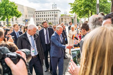 Berlin, Almanya - 7 Mayıs 2019: Charles, Galler Prensi ve Camilla, Cornwall Düşesi, Brandenburg Kapısı önünde
