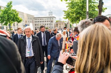 Berlin, Almanya - 7 Mayıs 2019: Charles, Galler Prensi ve Camilla, Cornwall Düşesi, Brandenburg Kapısı önünde