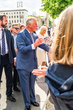 Berlin, Almanya - 7 Mayıs 2019: Charles, Galler Prensi ve Camilla, Cornwall Düşesi, Brandenburg Kapısı önünde