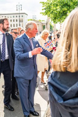 Berlin, Almanya - 7 Mayıs 2019: Charles, Galler Prensi ve Camilla, Cornwall Düşesi, Brandenburg Kapısı önünde
