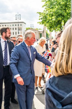Berlin, Almanya - 7 Mayıs 2019: Charles, Galler Prensi ve Camilla, Cornwall Düşesi, Brandenburg Kapısı önünde