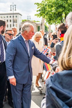 Berlin, Almanya - 7 Mayıs 2019: Charles, Galler Prensi ve Camilla, Cornwall Düşesi, Brandenburg Kapısı önünde