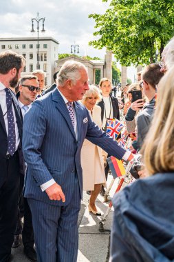 Berlin, Almanya - 7 Mayıs 2019: Charles, Galler Prensi ve Camilla, Cornwall Düşesi, Brandenburg Kapısı önünde