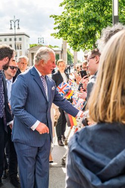 Berlin, Almanya - 7 Mayıs 2019: Charles, Brandenburg Kapısı önünde Galler Prensi