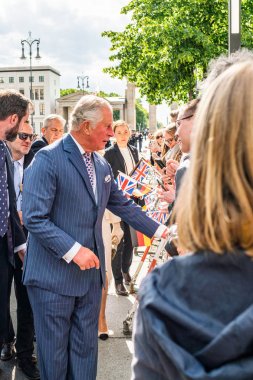Berlin, Almanya - 7 Mayıs 2019: Charles, Brandenburg Kapısı önünde Galler Prensi