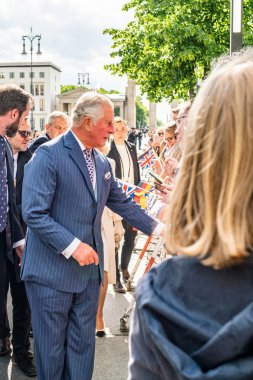 Berlin, Almanya - 7 Mayıs 2019: Charles, Brandenburg Kapısı önünde Galler Prensi