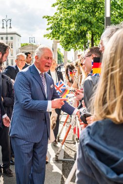 Berlin, Almanya - 7 Mayıs 2019: Charles, Brandenburg Kapısı önünde Galler Prensi