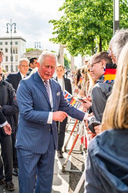 Berlin, Almanya - 7 Mayıs 2019: Charles, Brandenburg Kapısı önünde Galler Prensi