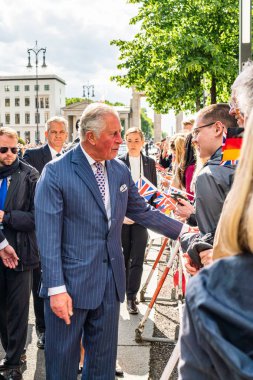 Berlin, Almanya - 7 Mayıs 2019: Charles, Brandenburg Kapısı önünde Galler Prensi