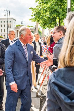 Berlin, Almanya - 7 Mayıs 2019: Charles, Galler Prensi ve Camilla, Cornwall Düşesi, Brandenburg Kapısı önünde
