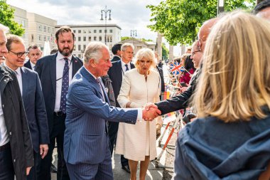 Berlin, Almanya - 7 Mayıs 2019: Charles, Galler Prensi ve Camilla, Cornwall Düşesi, Brandenburg Kapısı önünde