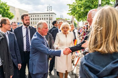 Berlin, Almanya - 7 Mayıs 2019: Charles, Galler Prensi ve Camilla, Cornwall Düşesi, Brandenburg Kapısı önünde