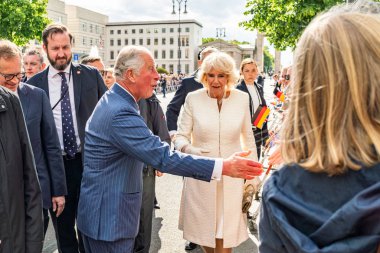 Berlin, Almanya - 7 Mayıs 2019: Charles, Galler Prensi ve Camilla, Cornwall Düşesi, Brandenburg Kapısı önünde