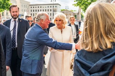 Berlin, Almanya - 7 Mayıs 2019: Charles, Galler Prensi ve Camilla, Cornwall Düşesi, Brandenburg Kapısı önünde