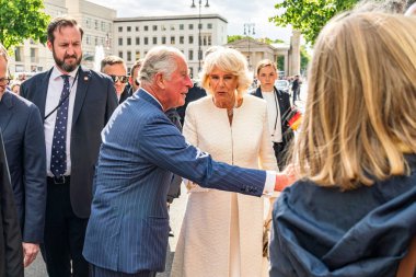 Berlin, Almanya - 7 Mayıs 2019: Charles, Galler Prensi ve Camilla, Cornwall Düşesi, Brandenburg Kapısı önünde