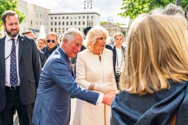 Berlin, Almanya - 7 Mayıs 2019: Charles, Galler Prensi ve Camilla, Cornwall Düşesi, Brandenburg Kapısı önünde