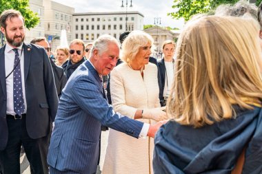 Berlin, Almanya - 7 Mayıs 2019: Charles, Galler Prensi ve Camilla, Cornwall Düşesi, Brandenburg Kapısı önünde