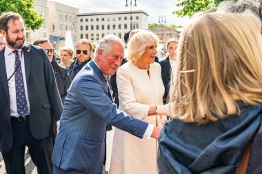 Berlin, Almanya - 7 Mayıs 2019: Charles, Galler Prensi ve Camilla, Cornwall Düşesi, Brandenburg Kapısı önünde
